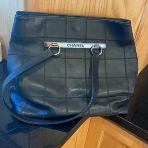 A beautiful classy large black handbag!